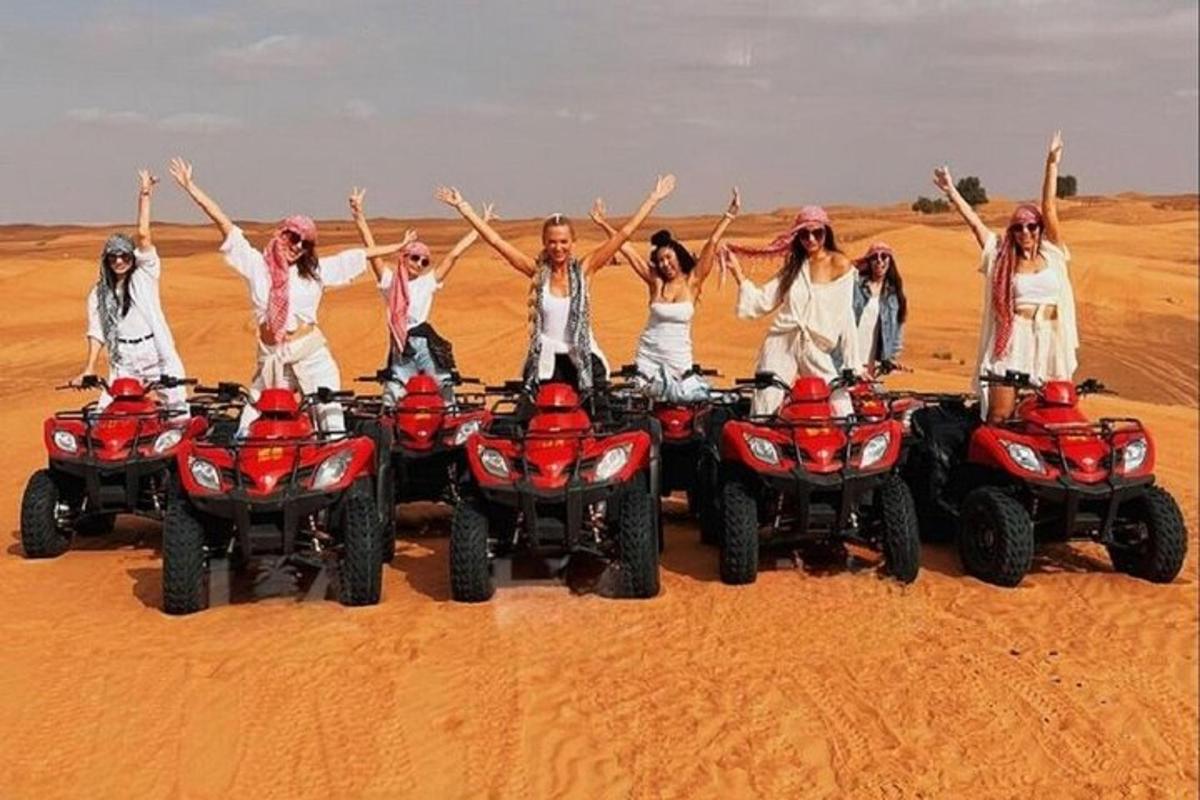 un gruppo di persone su quad nel deserto
