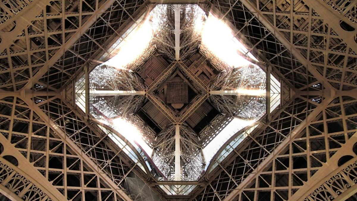 una vista del soffitto di un ponte