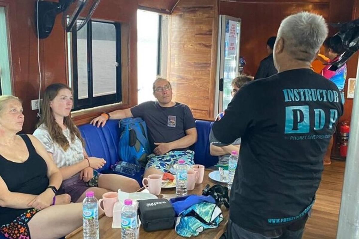 laua ümber istuv grupp inimesi