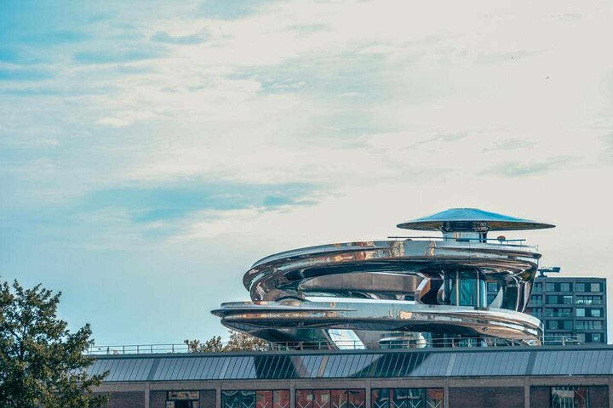 Un edificio con una sombrilla encima.