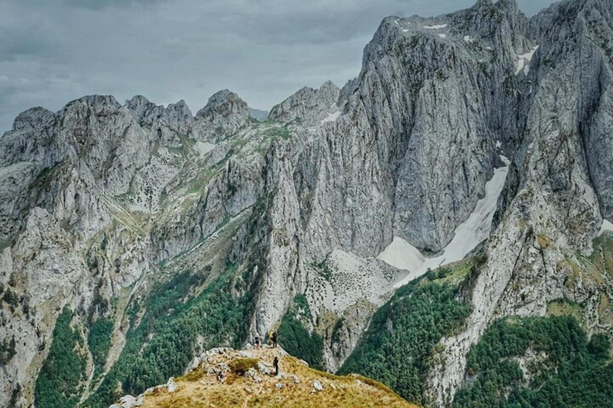 una vista d'una muntanya rocosa amb una carretera