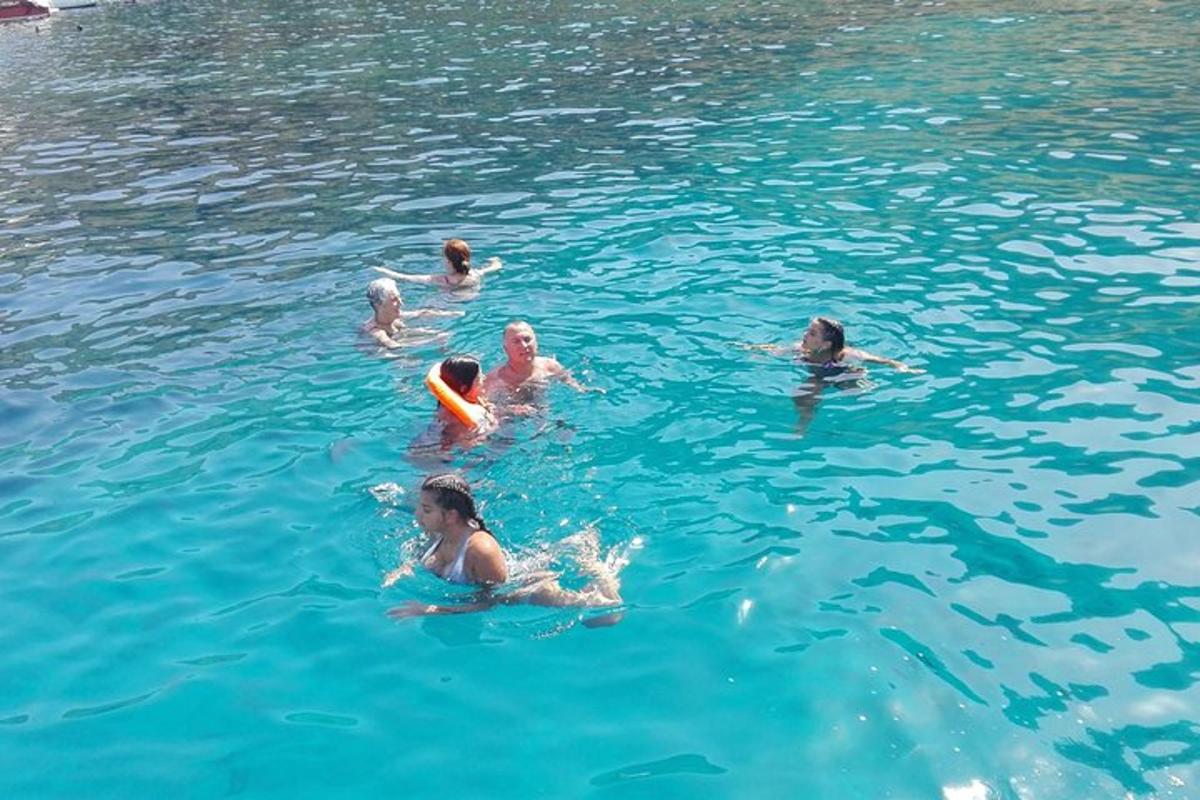 sekumpulan orang berenang di dalam air