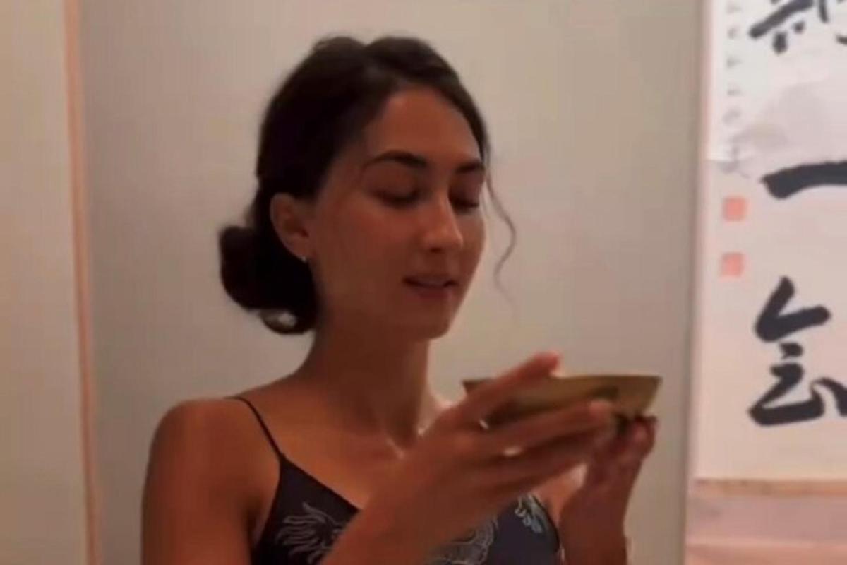 egy nő a mobiltelefonját nézi