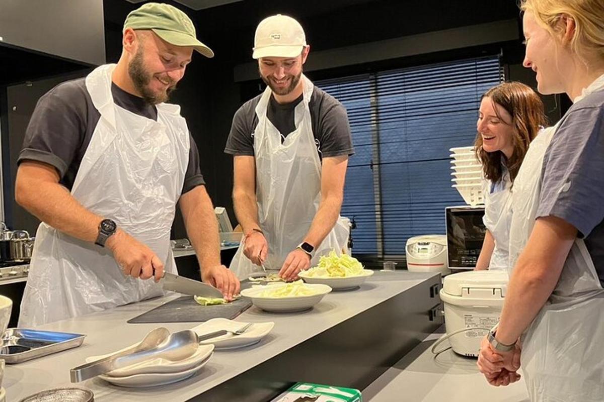 Un grupo de personas de pie en una cocina preparando comida.