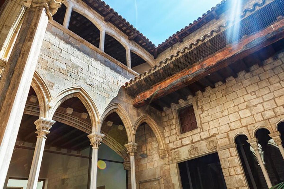 un edificio con archi sui lati