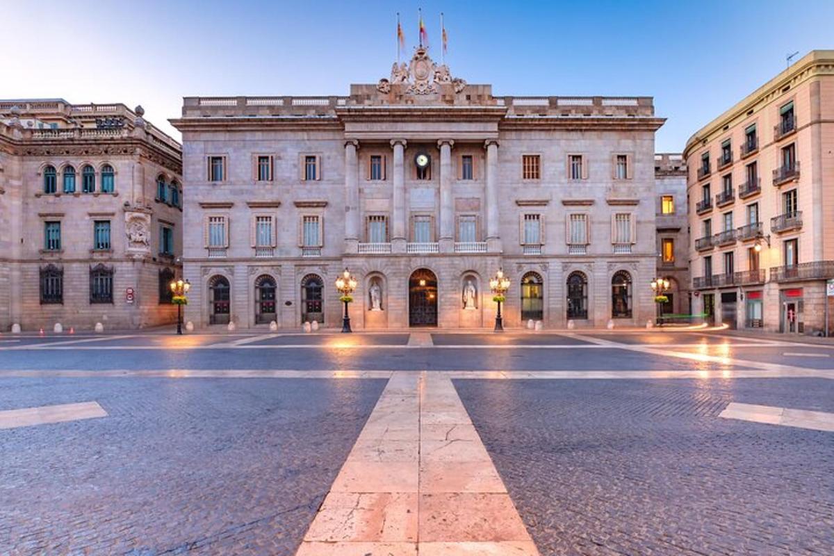un grande edificio con una strada di fronte