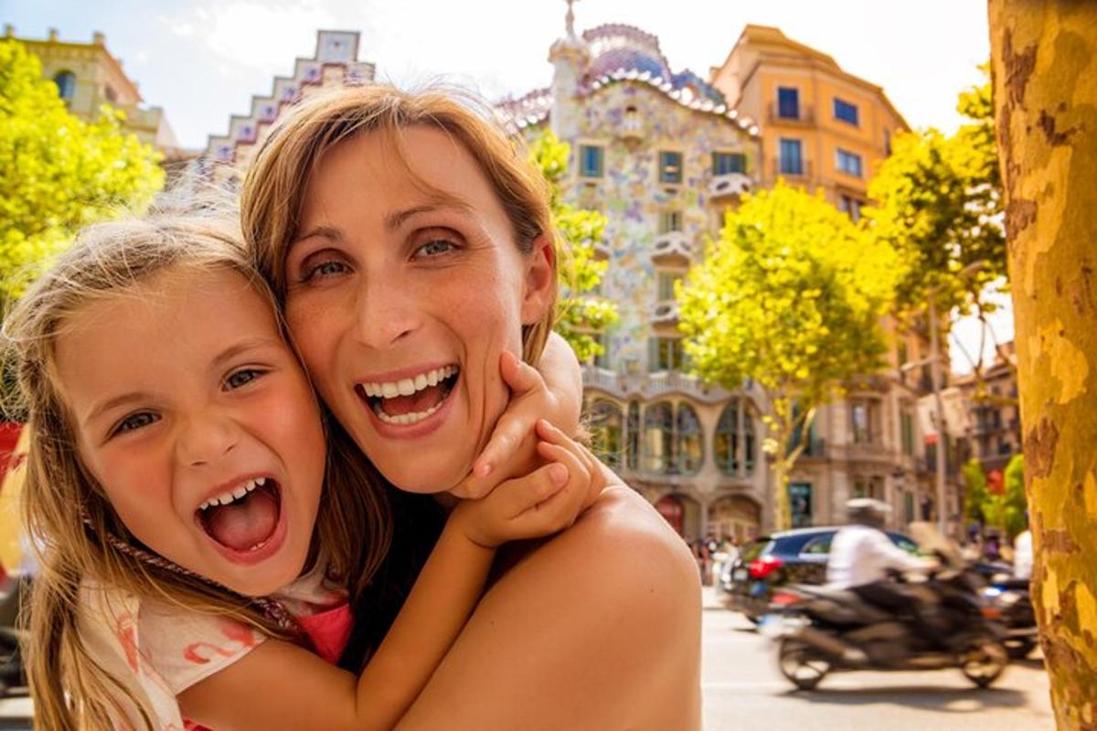 una donna e una bambina posano per una foto