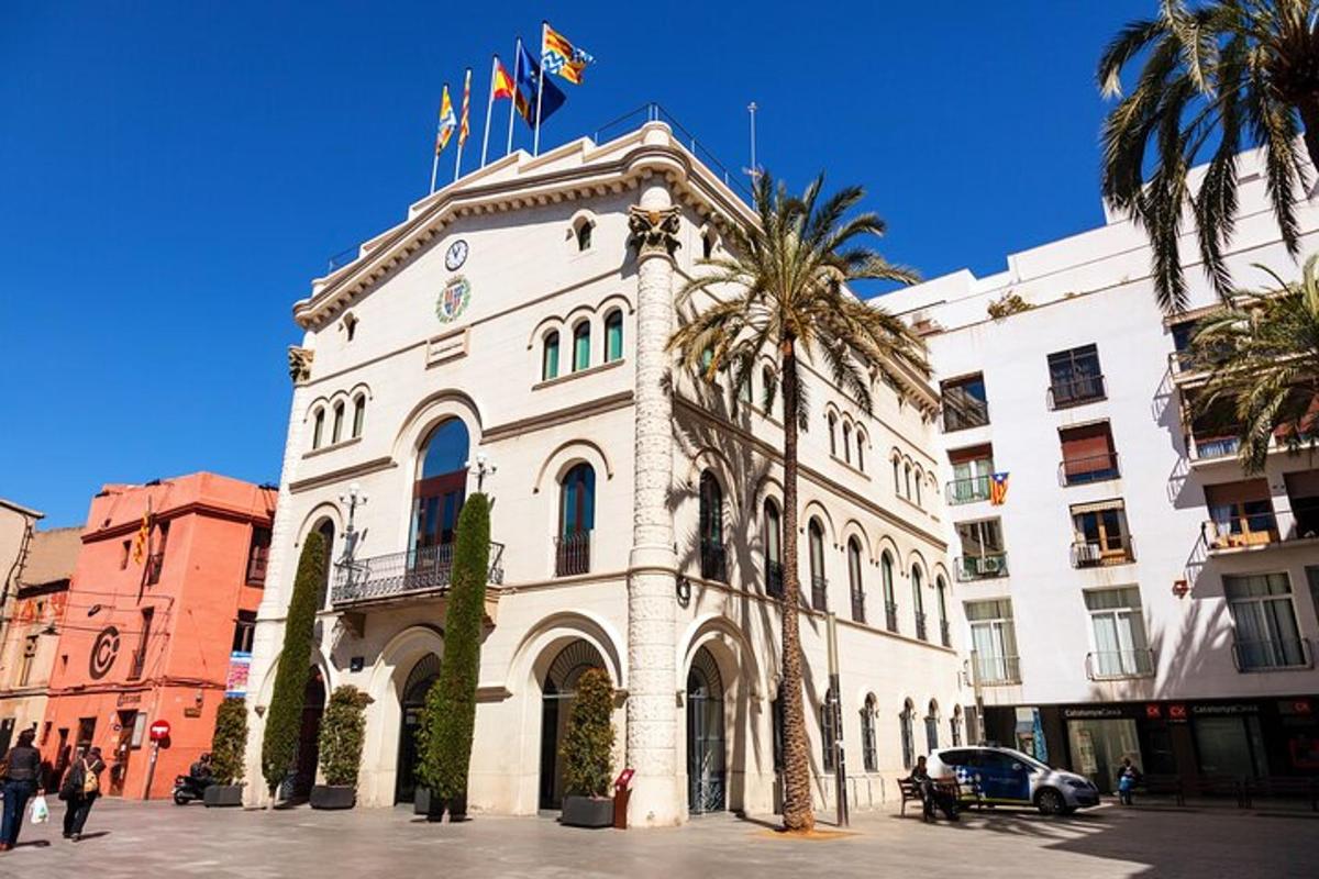 un edificio bianco con bandiere in cima