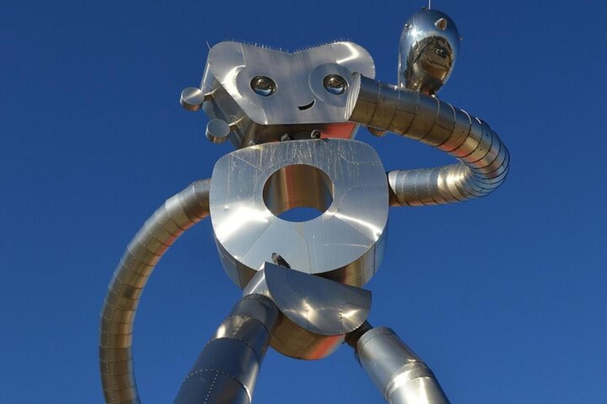un palo di metallo con un robot in cima