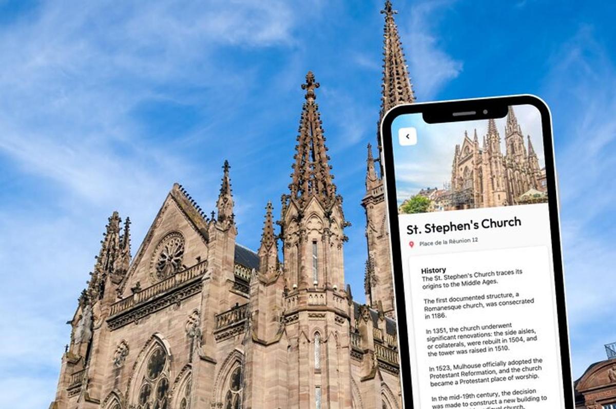 un cellulare davanti a una chiesa