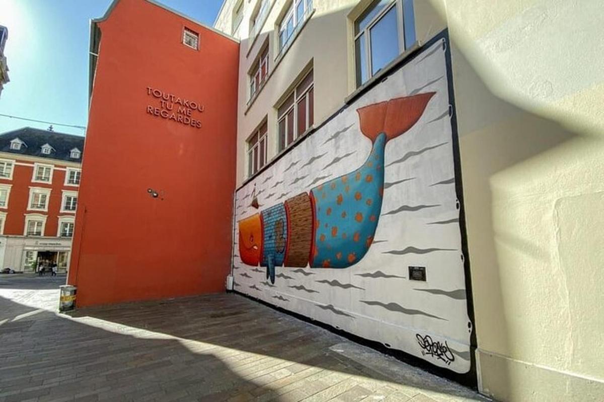 un muro con dipinto un uccello blu