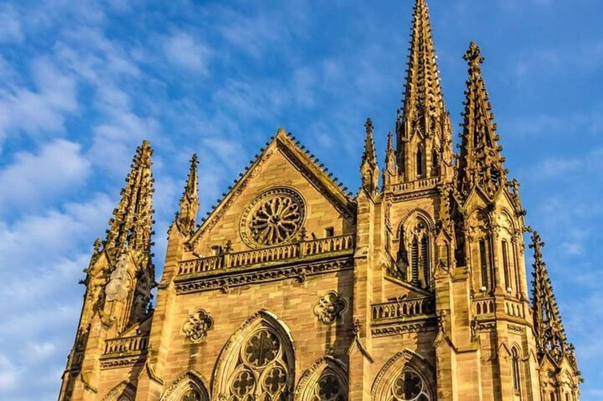 un edificio con una torre con un orologio sopra