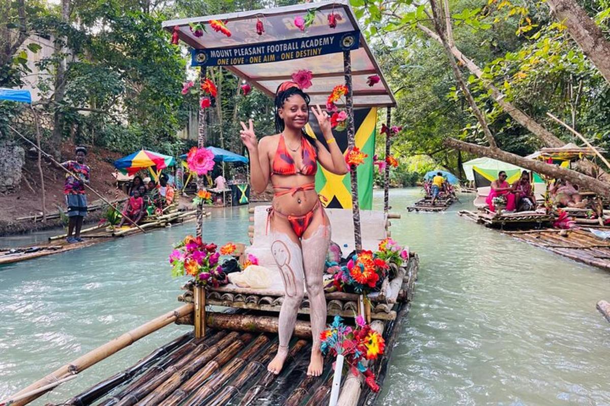 una dona en bikini en una bassa a l'aigua