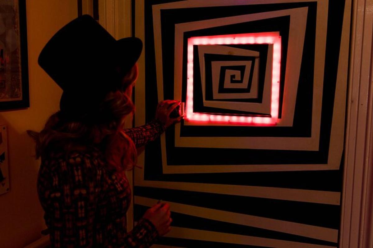 una ragazza sta guardando un dipinto su un muro
