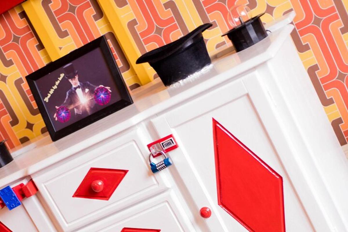 un mobile bianco con una TV sopra