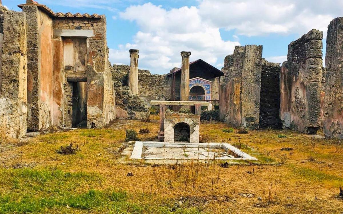 un edifici antic amb ruïnes en un camp