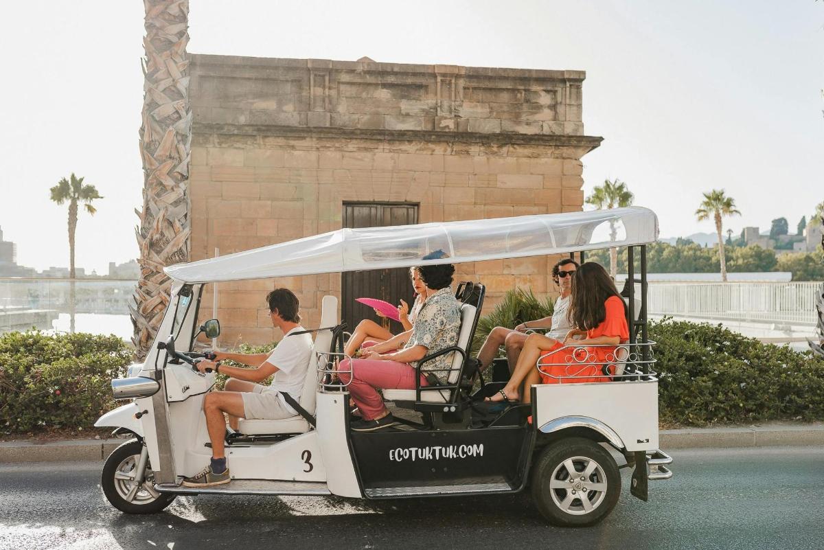 un grupo de personas viajando en un carrito de golf