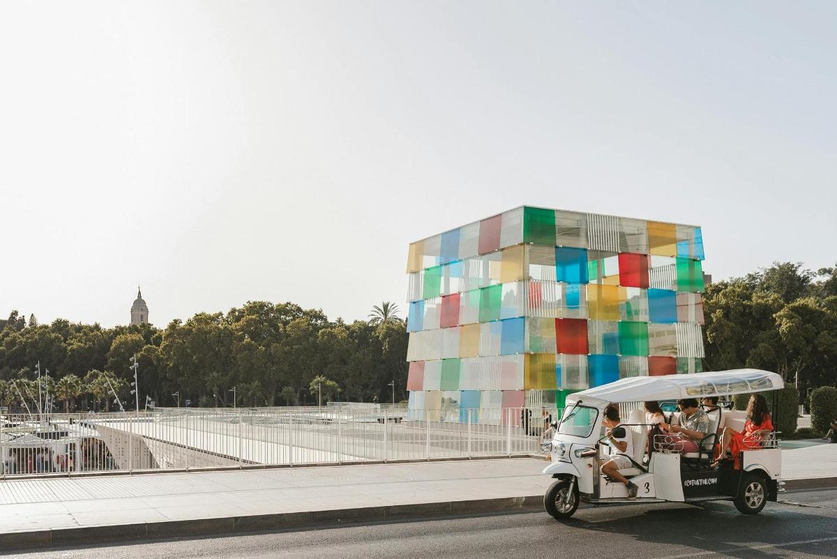Un carrito de golf frente a un edificio colorido.