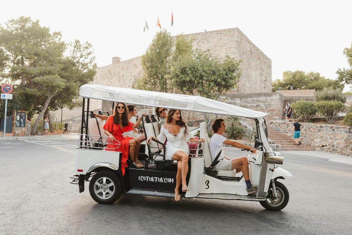 Un grupo de mujeres viajando en un carrito de golf.