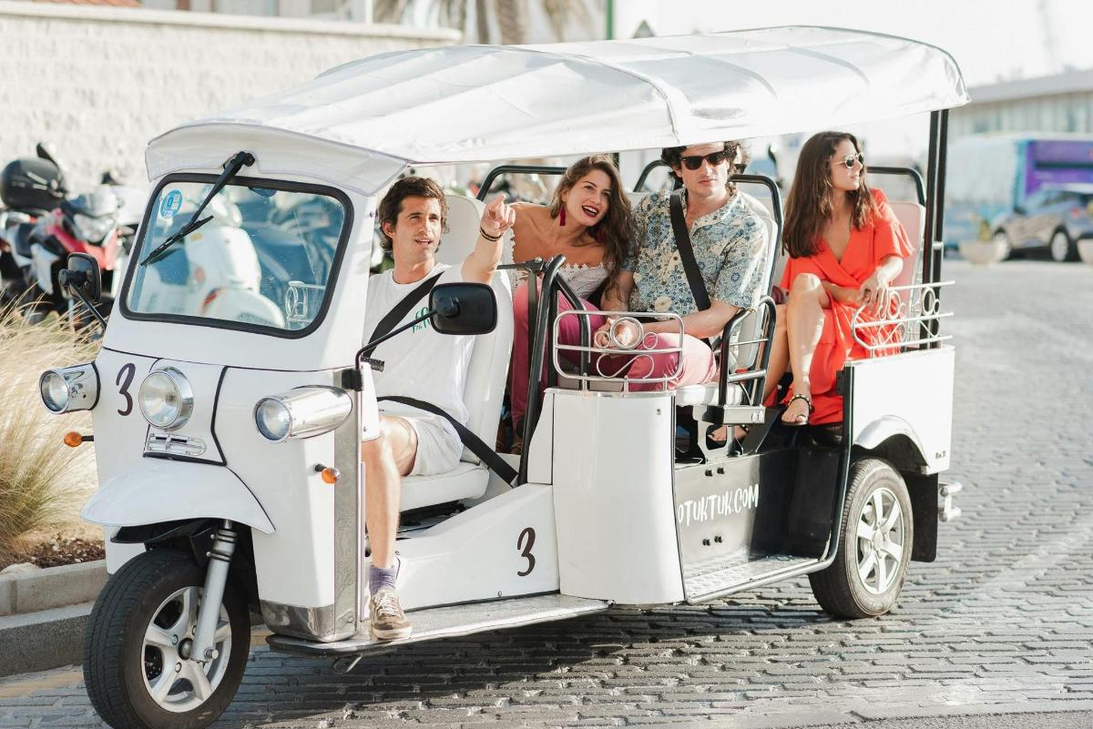un grupo de personas viajando en un carrito de golf