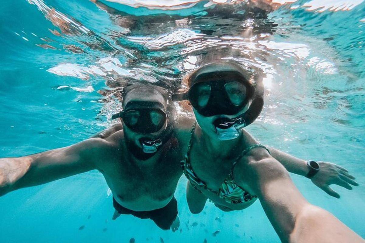 due persone stanno nuotando nell'acqua