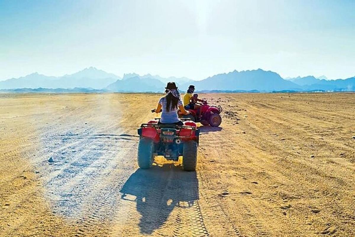 dues persones anant en una moto de cross al desert