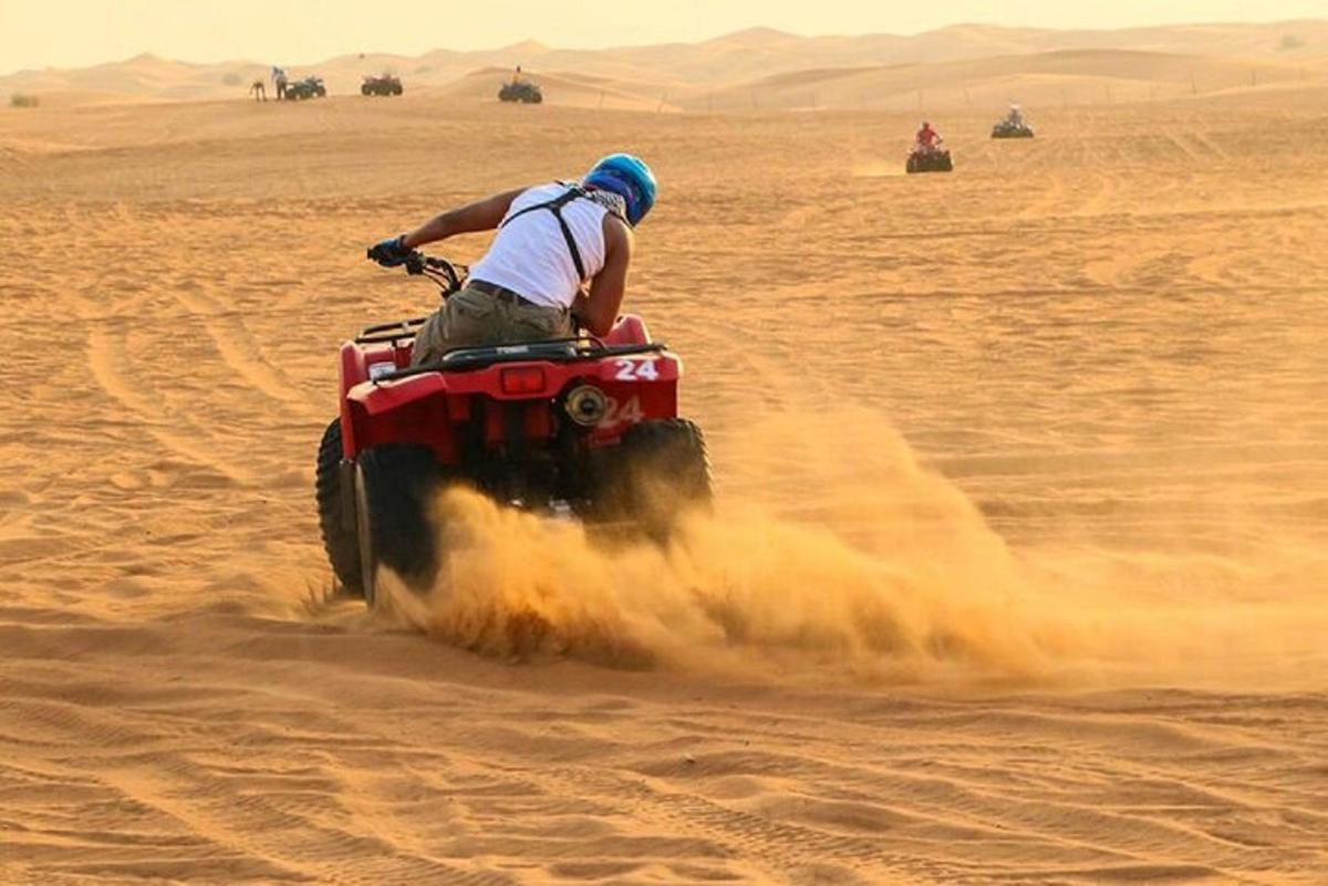 un uomo in sella a un quad nel deserto