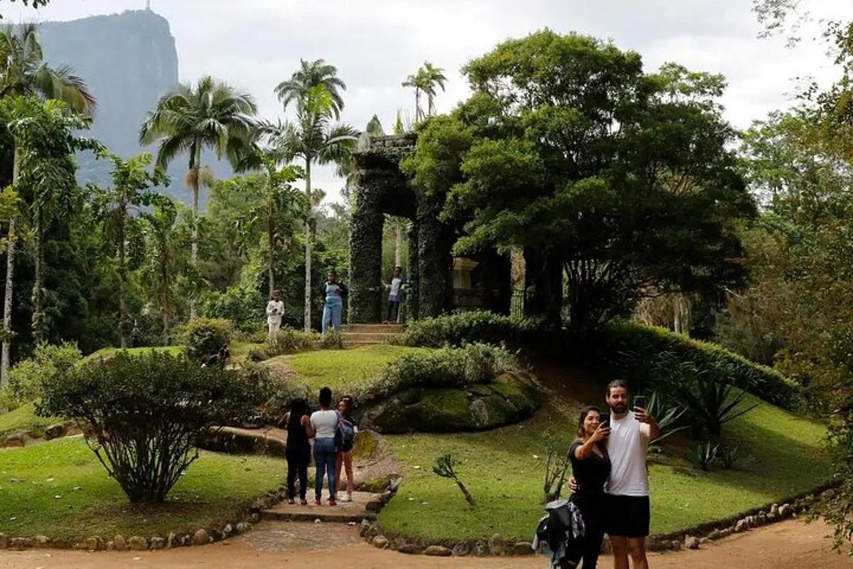 Un grupo de personas de pie en un parque