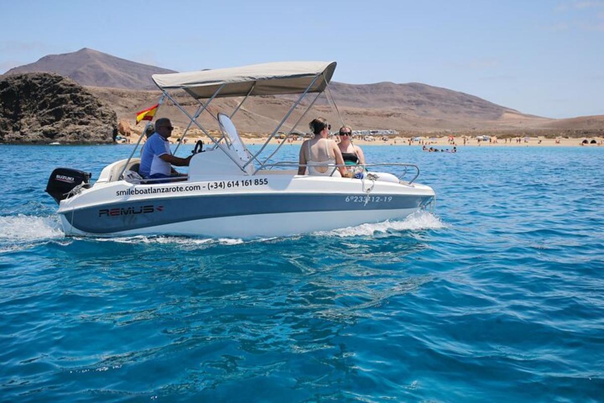eine Gruppe von Menschen auf einem Boot im Wasser