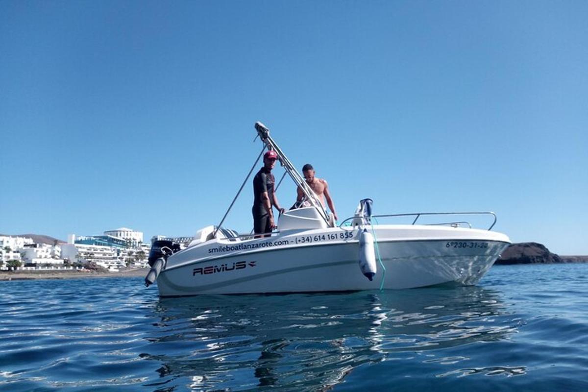 zwei Personen auf einem Boot im Wasser
