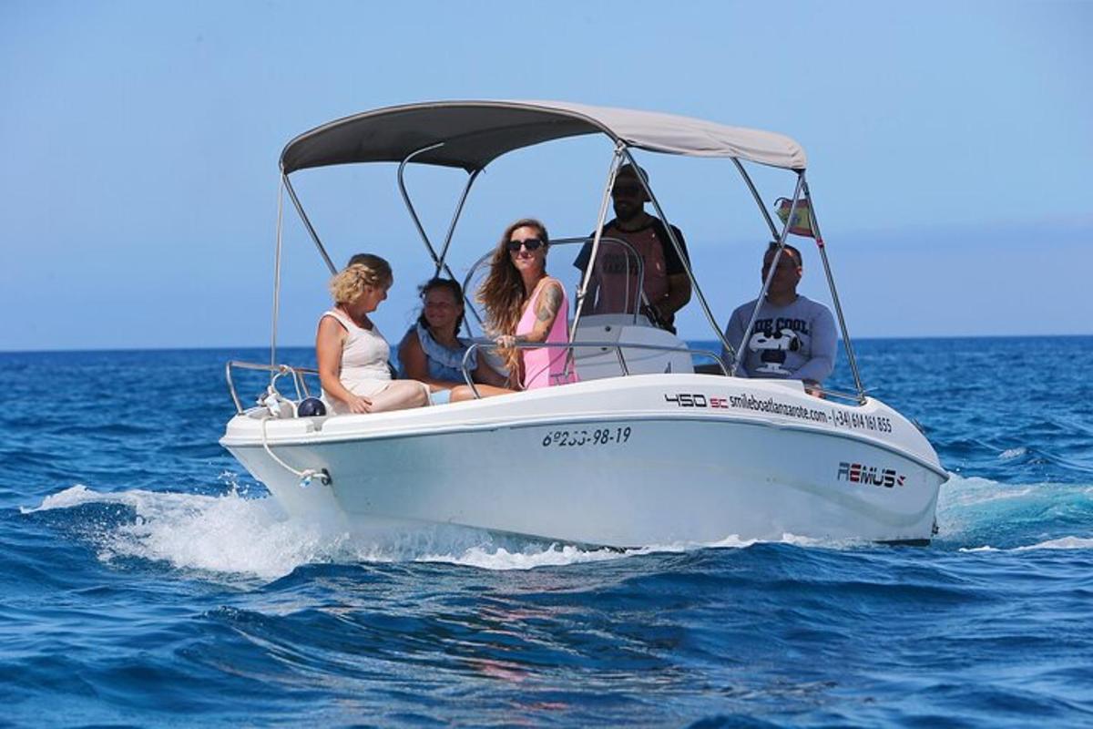eine Gruppe von Menschen, die auf einem Boot im Wasser fahren