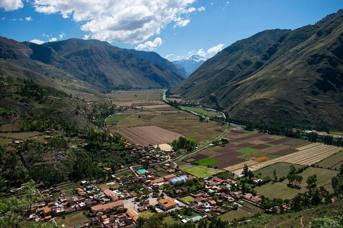 vista aèria d'un poble en una vall de muntanya