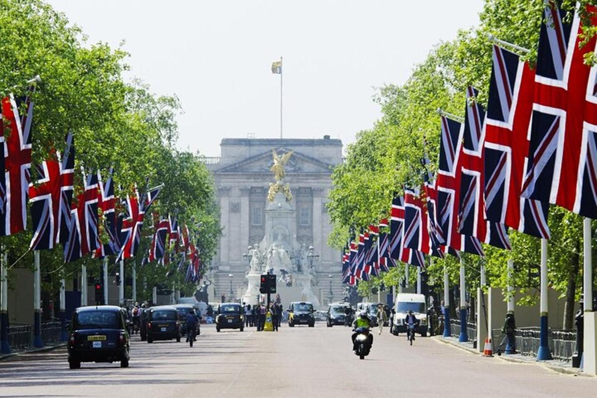 ulice lemovaná britskými vlajkami před budovou