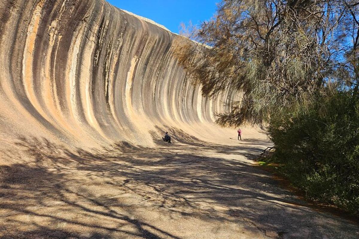 eine große Steinmauer mitten auf einem Feldweg