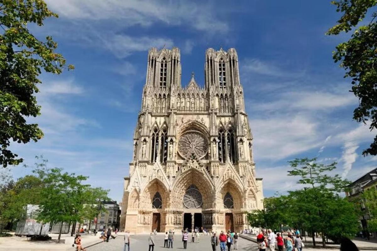 una gran catedral amb gent caminant davant