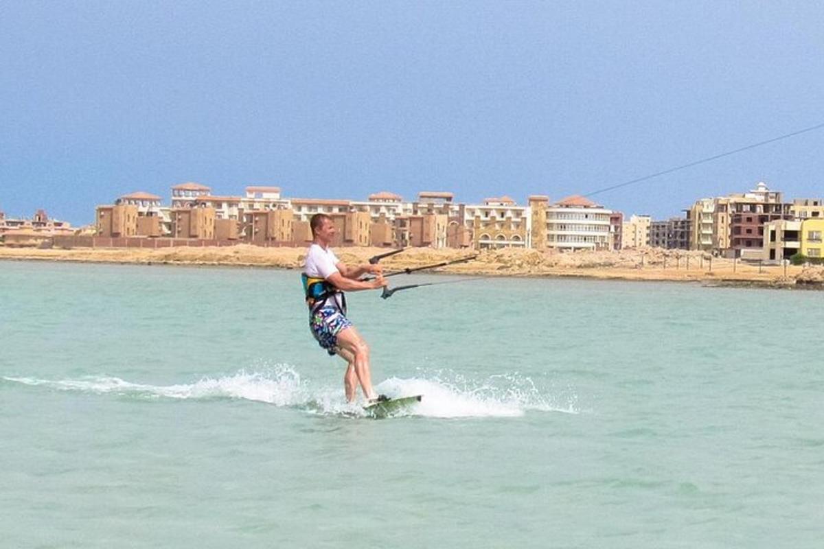 un uomo su una tavola da surf in acqua