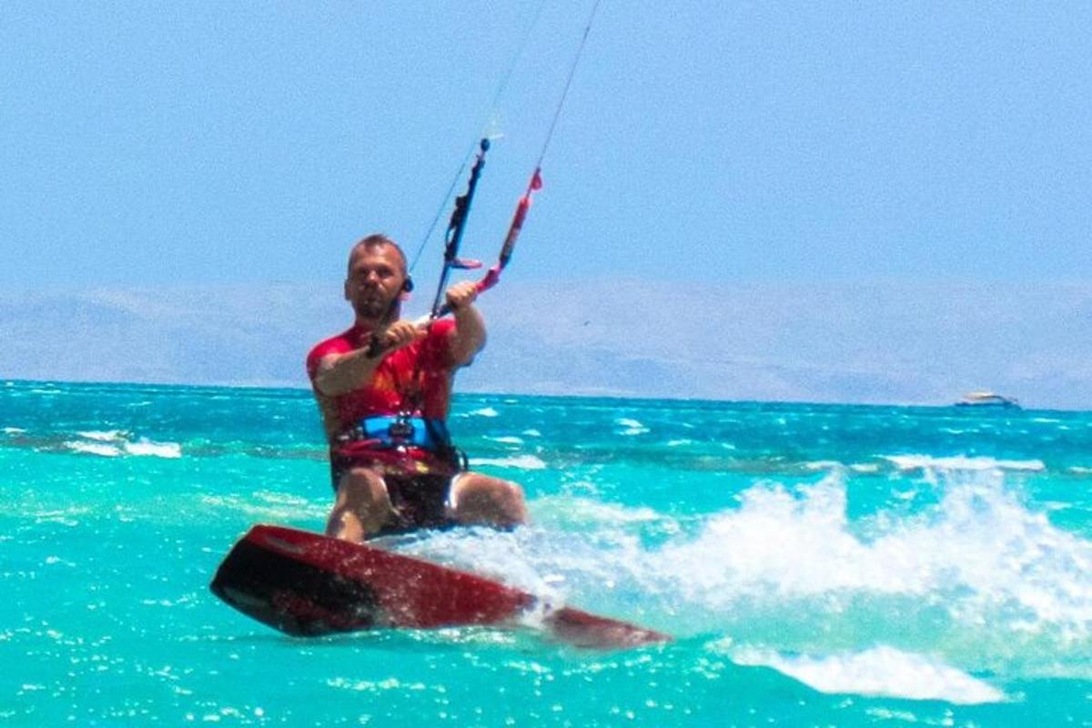 un hombre en una tabla de surf en el océano