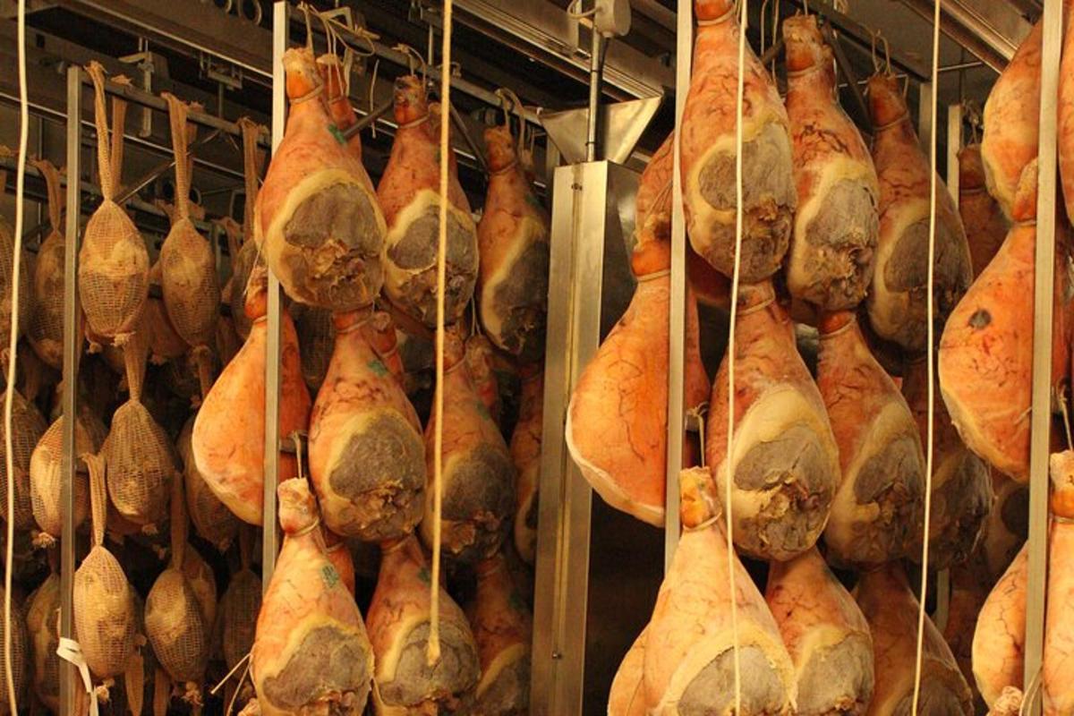 isang bungkos ng mga manok at iba pang mga pagkain na nakasabit sa mga kawit