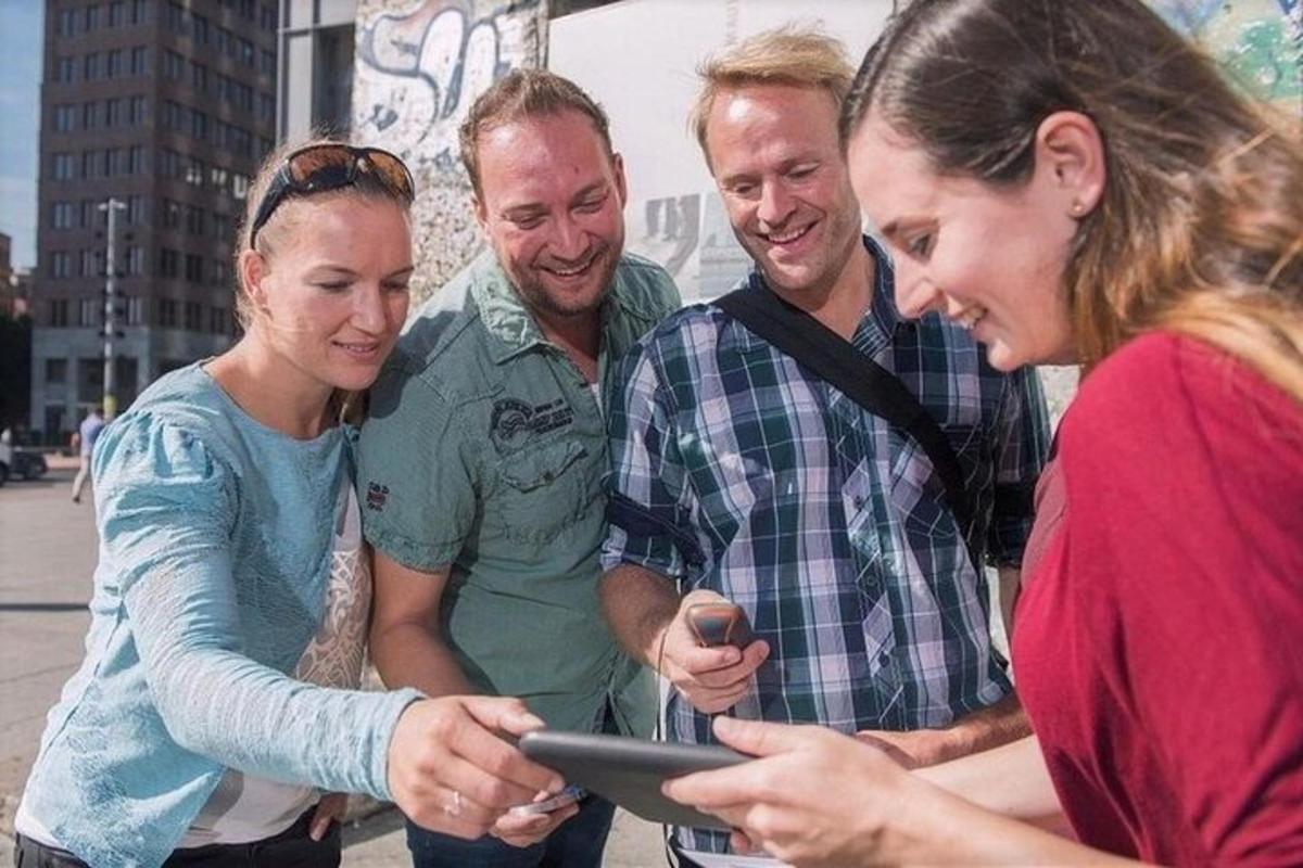 en gruppe mennesker, der kigger på en tabletcomputer