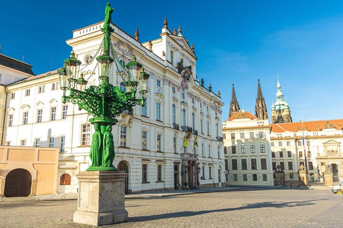 zelená pouliční lampa před budovou