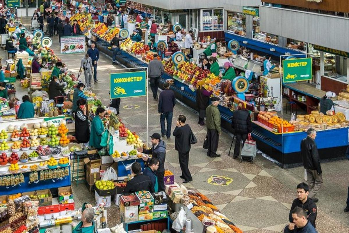 egy csoport ember áll a piacon termékekkel