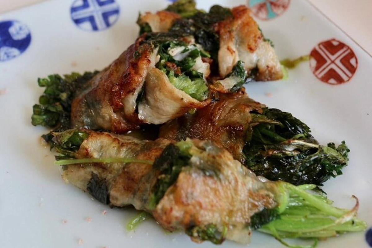 o farfurie albă cu mâncare, broccoli și carne