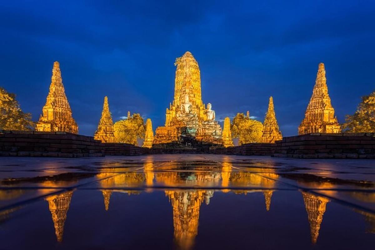 sebuah kuil yang menyala dengan pantulannya di dalam air