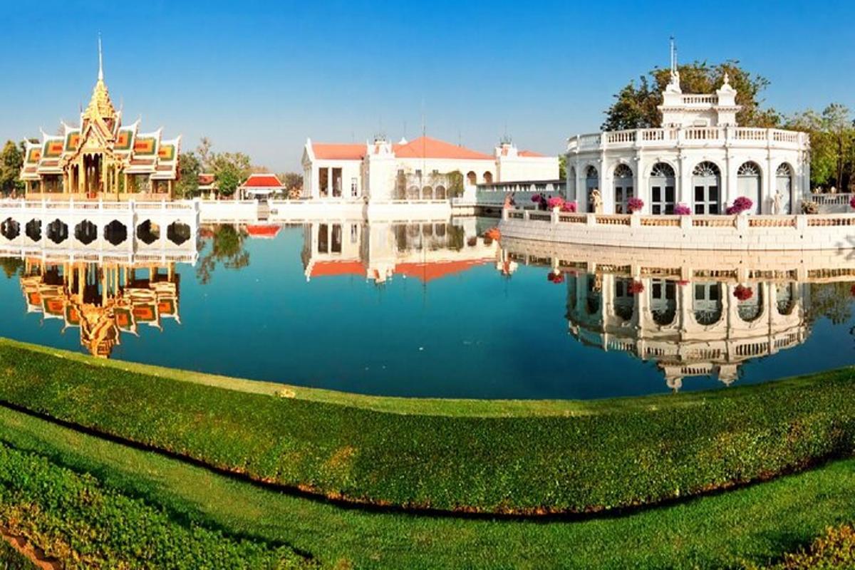 le reflet d'un bâtiment dans un étang dans un parc