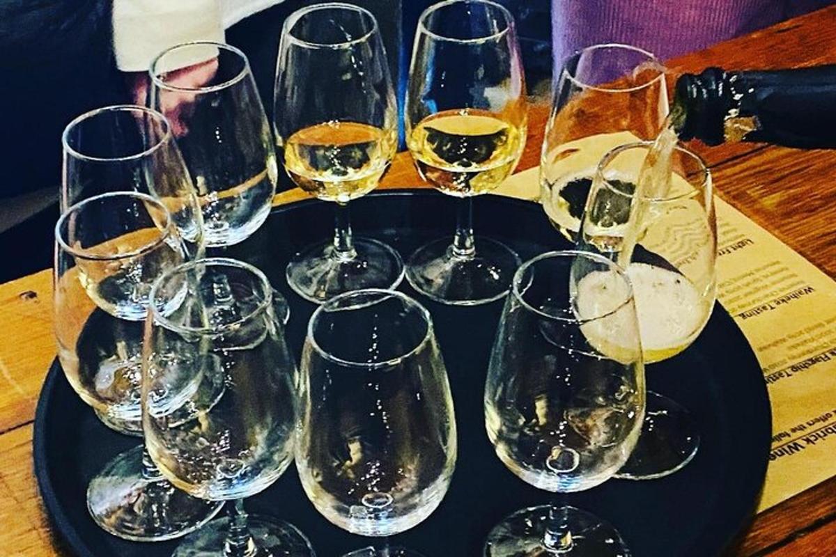 um grupo de taças de vinho sobre uma mesa
