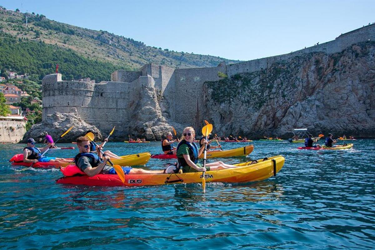 un gruppo di persone in kayak in acqua