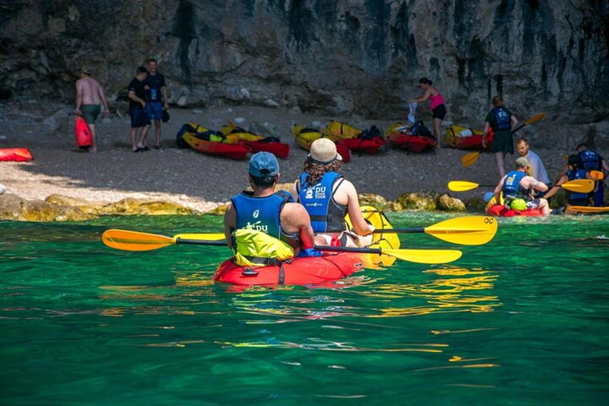 un gruppo di persone in kayak in acqua