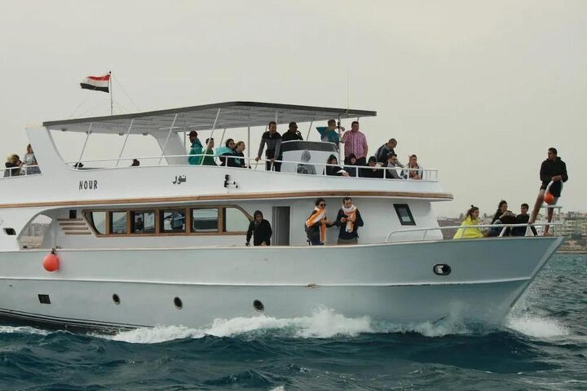 eine Gruppe von Menschen auf einem Boot im Wasser