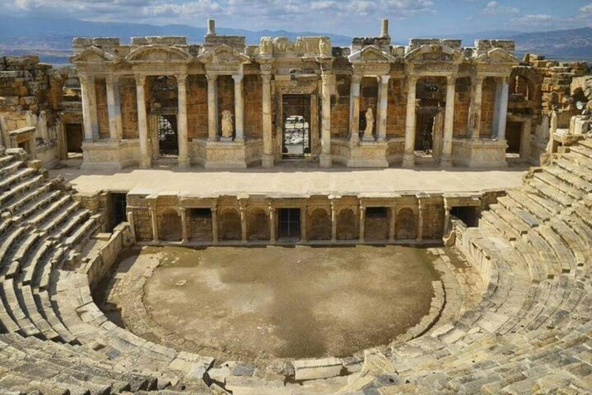 Un anfiteatro vacío en las ruinas de un edificio.