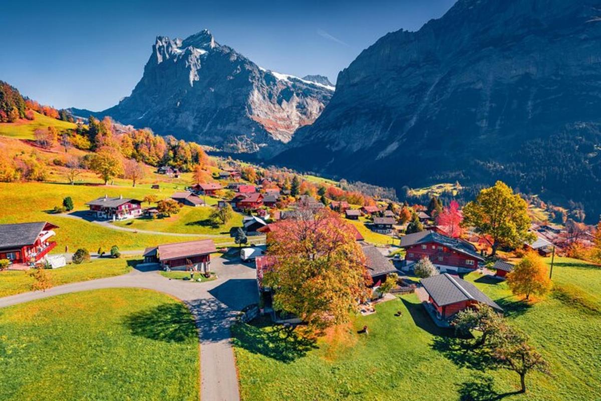 una vista aerea di un piccolo villaggio in montagna